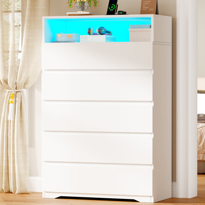 Commode à 5 tiroirs avec prise de courant et lumière DEL Adriel