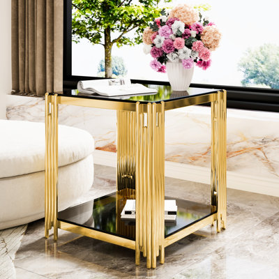 Table d'appoint asymétrique en métal doré avec miroir noir, plateau de 50 cm, tablette inférieure, structure ouverte et fonctionnelle.