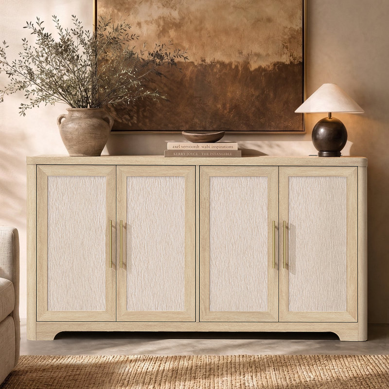 Buffet Aurest de 53,2 po de largeur avec 4 portes carrées, prises intégrées, tablettes réglables, chêne naturel, assemblage facile