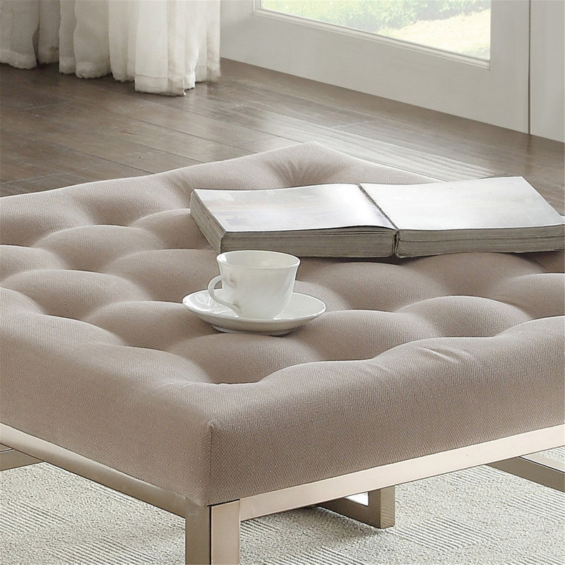 Repose-pieds d'intérieur élégant avec structure en métal