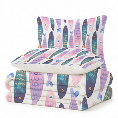 Ensemble de 3 pièces comprenant une couverture légère en flanelle de qualité supérieure et 2 taies d'oreiller, ornée de poissons et de motifs ondulés à l'aquarelle. Ultra-douce et chaude, cette parure de lit est idéale en toute saison. Dimensions : 152 x 203 cm. La couverture est anti-boulochage et lavable à la machine.