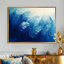 Palmiers en velours bleu Harmony III - art mural de plumes pour le salon