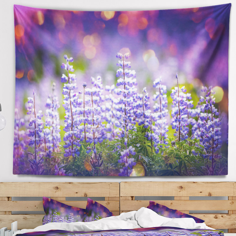 Tapisserie de fleurs de lupin bleu sur fond bleu, H 32 po x l 39 po