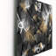 Horloge murale moderne plumes blanches et dorées sur fond triangulaire-686801588