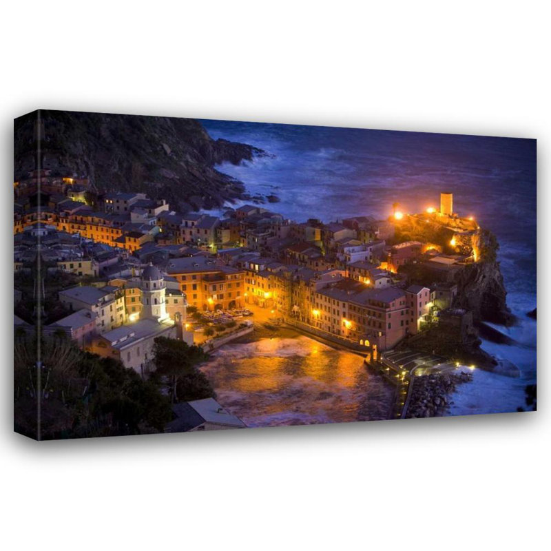 «Red Barrel Studio® Zuckerman», art sur toile tendue par Jim Gallery: Italie, Vernazza, Cinque Terra City éclairé la nuit