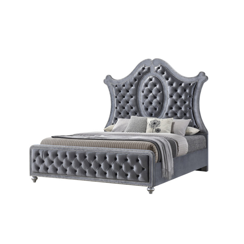 Lit de grand lit 1pc avec tête de lit capitonnée, revêtement luxueux et garniture cloutée complexe, motif à losanges capitonné, décor moderne gris argenté