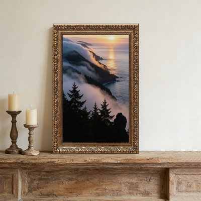 Cadre mural rétro Misty Coastal MountaOrnate - cadre décoratif doré pour art.