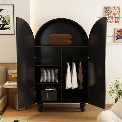 Armoire arquée avec tablettes et portes
