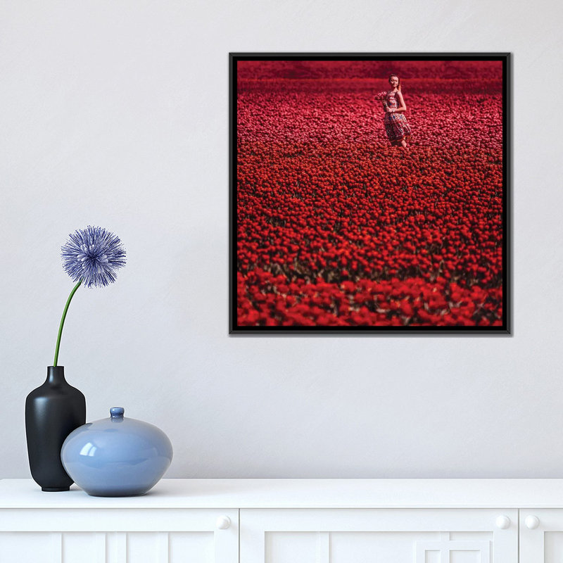 Reproduction de photo « Red Sea of Flowers » par Hobopeeba, Toile avec cadre noir, Pas de tapis, H 18 po x l 18 po x 1,5 po