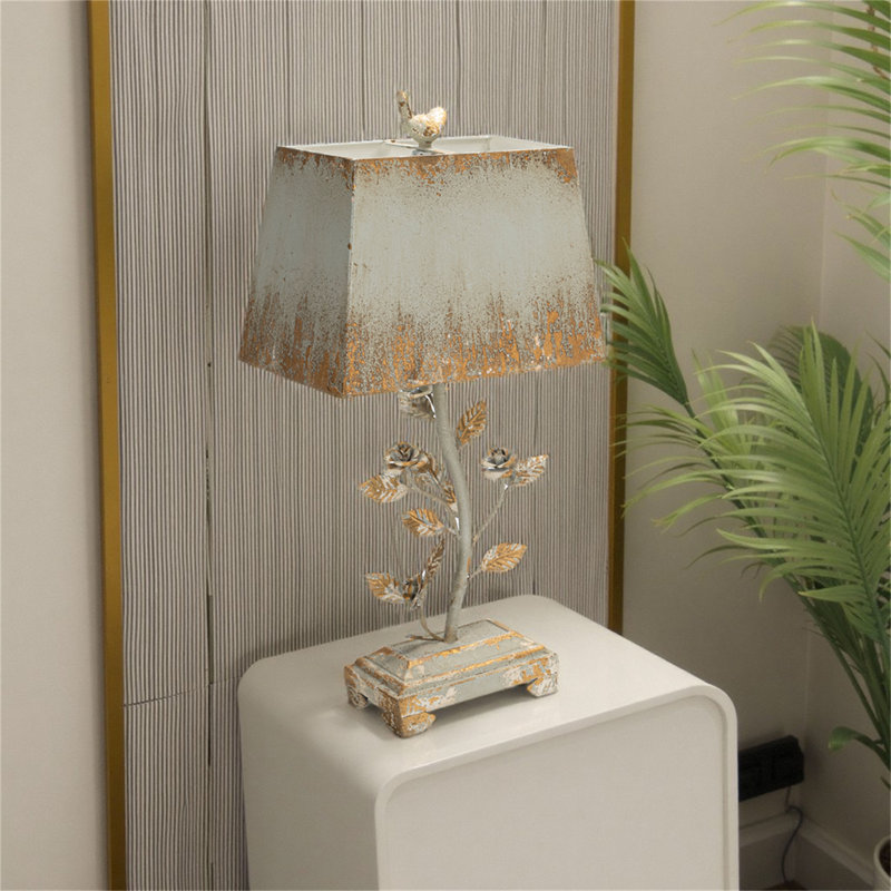 Charmante lampe de table florale avec abat-jour vert vieilli et décor d'oiseau, pièce de décoration rustique