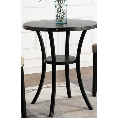 Table d'appoint ronde de 91 cm (36 po) de diamètre, finition couleur café, avec garniture cloutée. Plateau en bois et pieds en métal courbés. Structure de 107 cm (42 po) de hauteur. Surface aspect bois.