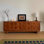 Meuble télé 78,74 Mid-Century en bois massif brun, console média moderne pour le salon, pré-assemblé