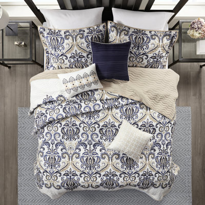 Courtepointe avec coussins, bleu marine / brun clair, double / grand. Mise à jour du motif cachemire, 100% microfibre. Revers doux. 2 taies décoratives, 3 coussins décoratifs. Courtepointe 6 pièces bleu marine / brun clair lavable à la machine