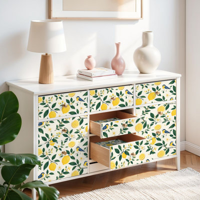 Papier peint adhésif facile à poser, idéal pour les familles et les locataires. Motifs botaniques : branches de citronnier, oiseaux bleus et fleurs blanches. Sans résidus, il est amovible et autocollant. Parfait pour le salon, la chambre à coucher, la cuisine ou comme mur d'accent.