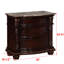 Table de chevet de style traditionnel avec finition cerisier brun, trois tiroirs, plateau en marbre, moulures complexes et finition de chambre à coucher