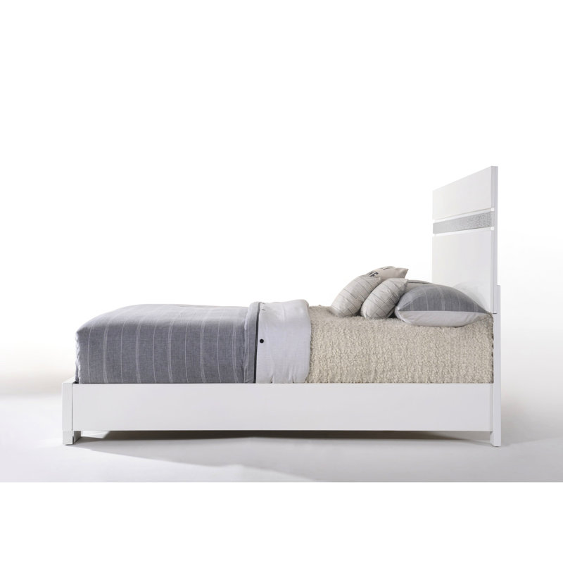 Lit à panneau Ii blanc ultrabrillant avec garniture et pieds scintillants décoratifs, sommier tapissier nécessaire, 4 lattes et 8 supports, conception à profil bas, finition des pieds en bloc, fabriqué en placage de particules, 81,02
