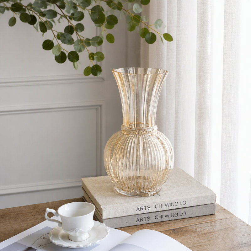 D6,3 x H 11,4 po - vase décoratif en verre ambré avec texture nervurée et col évasé
