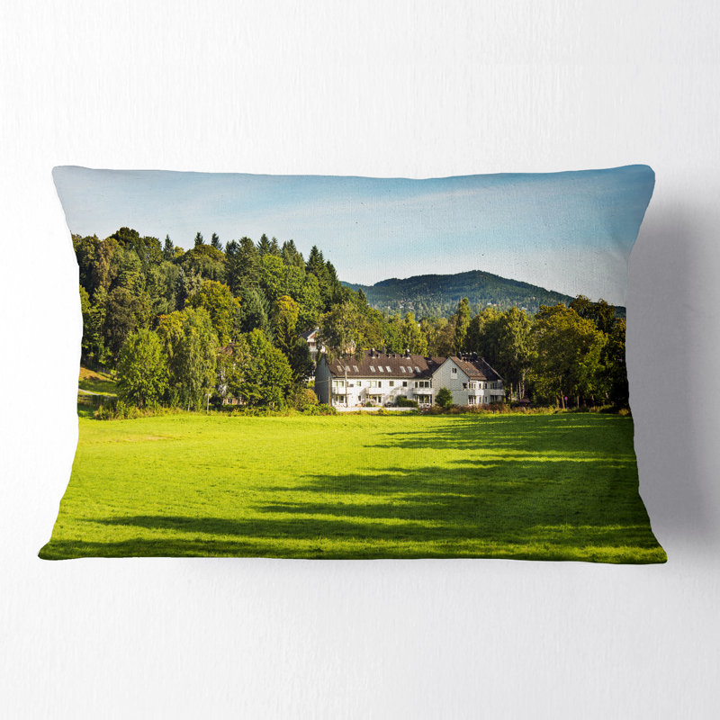 Coussin Alone Farmhouse in Meadow