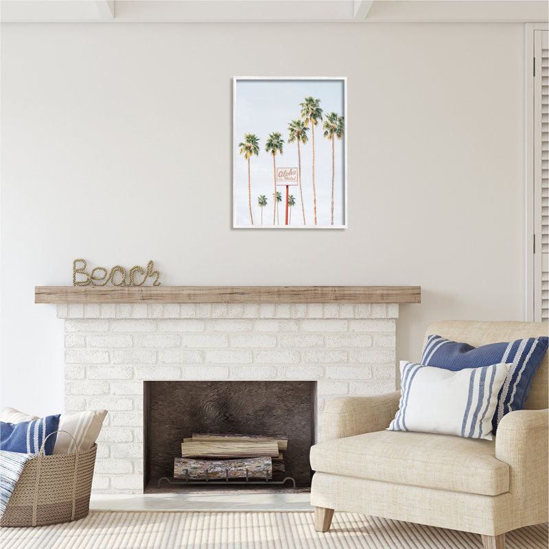 Hôtel Aloha avec palmiers par Sissi et Seb, H 30 po x l 24 po x P 1,5 po, Giclée encadrée blanc bord de mer