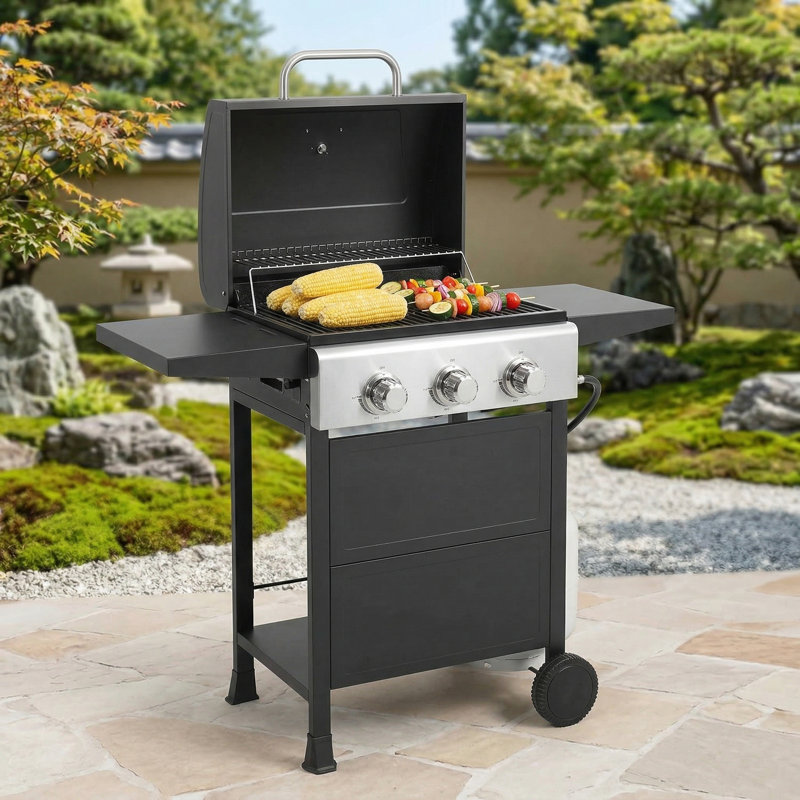 Un barbecue au propane à trois brûleurs avec une puissante flamme de 30 000 BTU, une surface de cuisson de 472 pouces carrés et des tablettes pliantes doubles, parfaites pour la terrasse ou le patio.