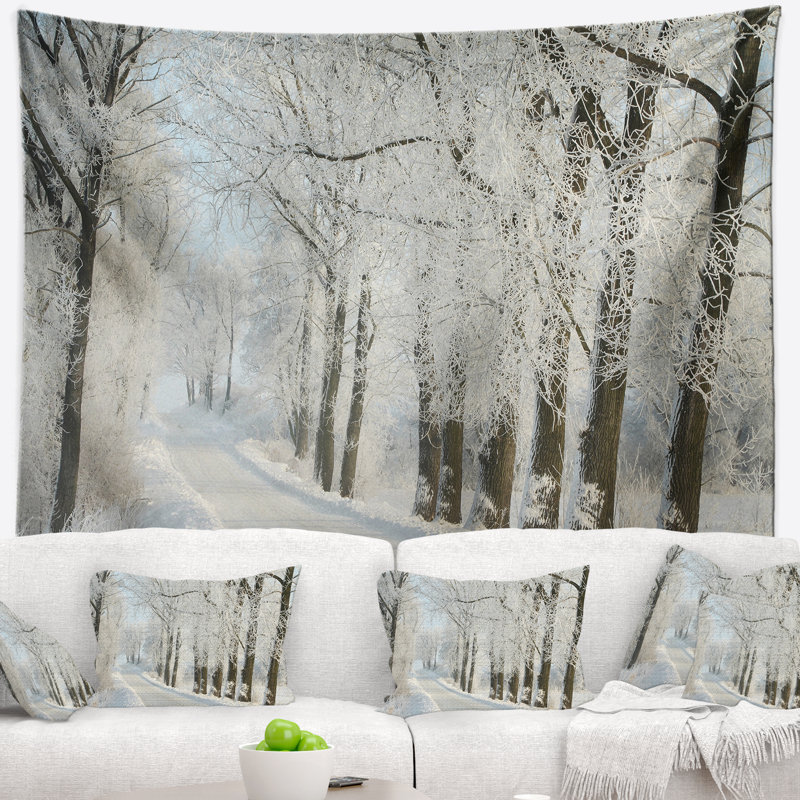 Tapisserie «Forest Winter Route» parmi les arbres givrés, H 32 po x l 39 po