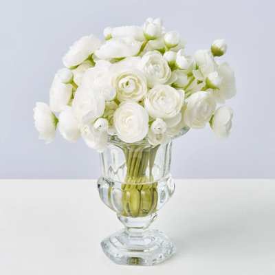 Arrangement d'illusion d'eau réaliste dans un petit vase d'urne en verre biseauté blanc réaliste