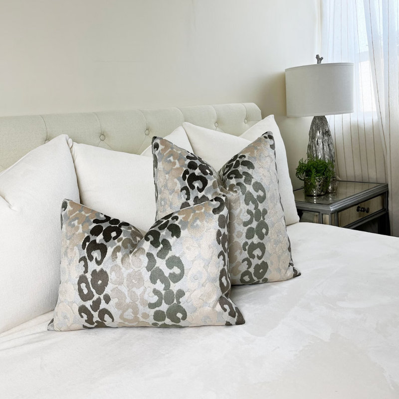 Housse de coussin en velours à rayures léopard, H 20 po x l 20 po, Blanc / vert / gris / léopard argenté