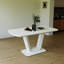 Table de salle à manger blanche moderne avec pieds en forme de U, pieds faciles à nettoyer pour un style sophistiqué