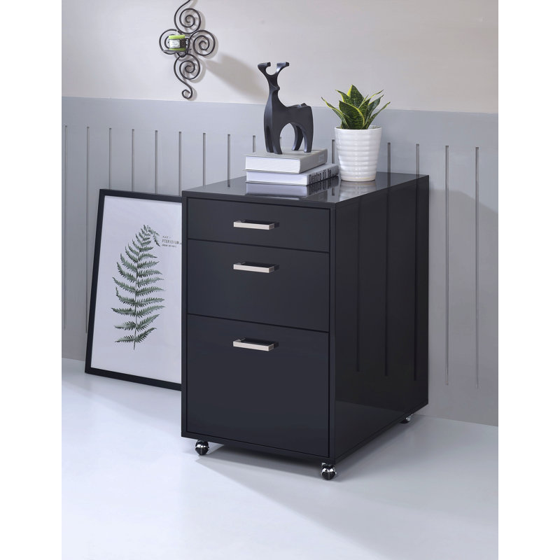 Armoire noire à finition brillante et chromée