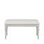 Le banc traditionnel orné de boutons ronds touffetés à boutons de diamants ajoute un look classique