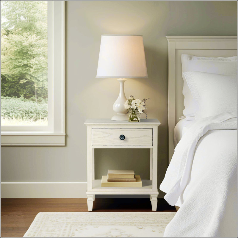 Table de chevet antique crème avec rangement ouvert, parfaite pour un décor rétro et un accès pratique la nuit.