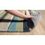Tapis rose / bleu / jaune / brun en laine touffeté à la main à motif géométrique Vaughan-22555228
