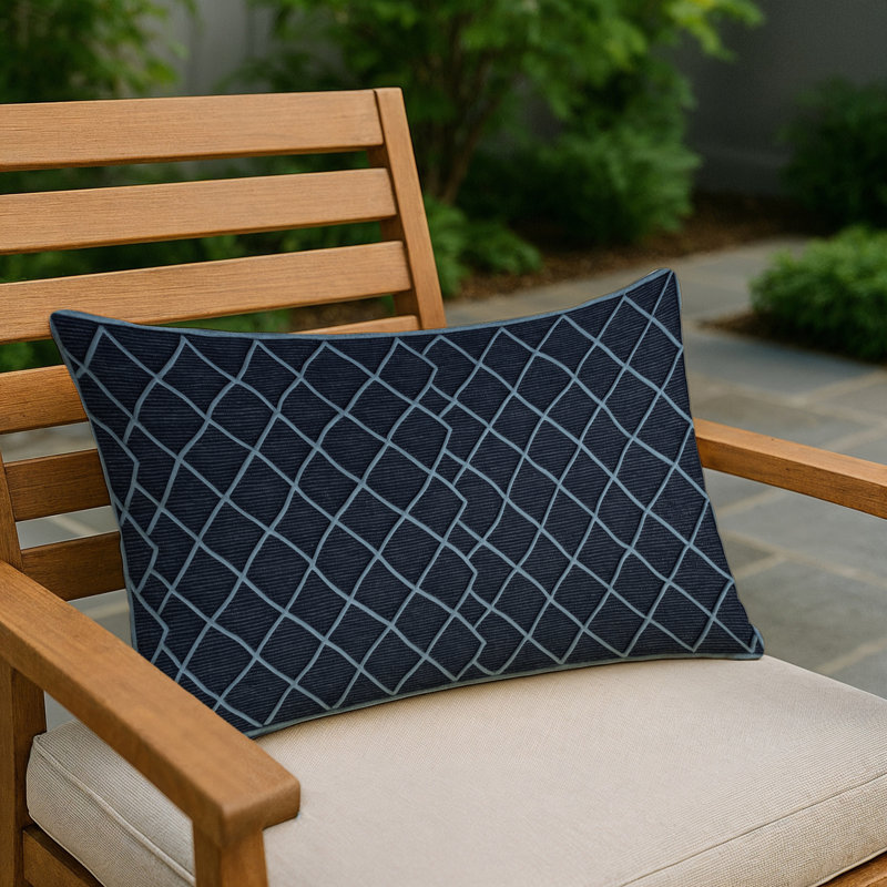 Coussin décoratif intérieur et extérieur beige Trellis, Treillis gris 430, Rectangle H 18 po x l 25 po