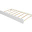 Lit plateforme simple avec lit gigogne en bois massif blanc pour une chambre à coucher sophistiquée, spacieuse et élégante