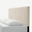 Grand lit plateforme tapissier crème avec tête de lit capitonnée et lattes de bois, sans sommier tapissier.-1051020357