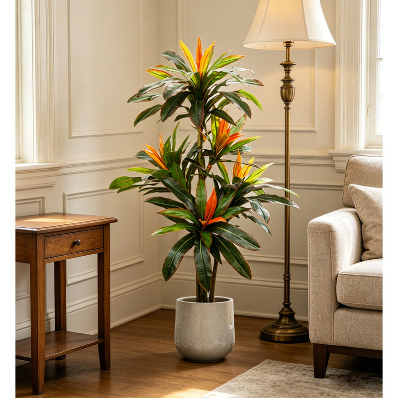 Plantes vertes artificielles de luxe et luxueuses avec des plantes en pot d'hibiscus rouges. Ornements de décoration pour plancher d'intérieur.