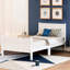 Lit plateforme simple en bois massif blanc avec tête et tête de lit