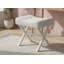 Grand tabouret blanc en forme de selle avec pieds en X en métal et revêtement en velours moelleux et respirant.