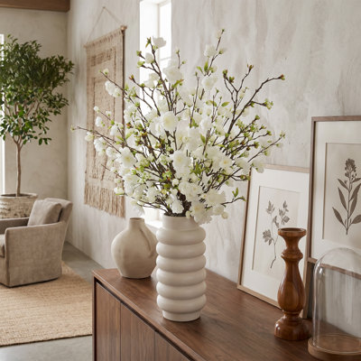 Arrangement de fleurs de cerisier biologiques modernes