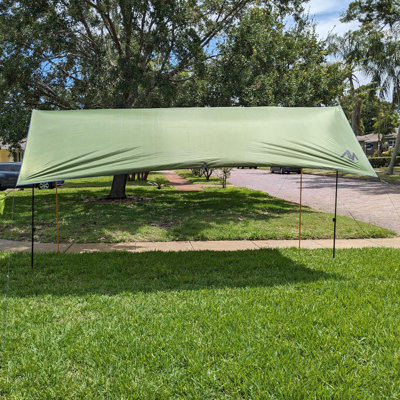 Bâche de camping 10 x 15 pi avec bâtons