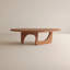 Table basse moderne en noyer moderne avec base sculpturale en arche