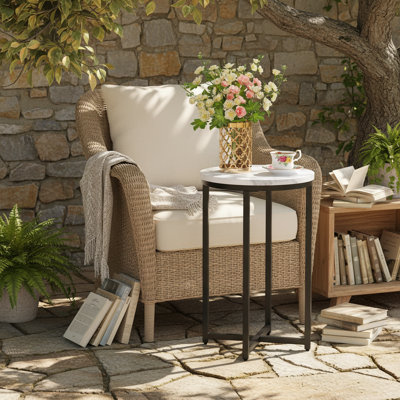 Table d'appoint moderne avec plateau en panneau de fibres à densité moyenne, base en métal noir, compacte et stable