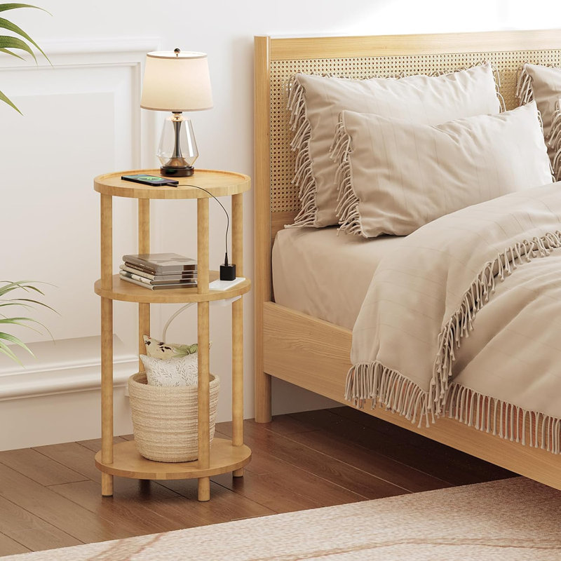 Petite table d'appoint ronde avec station de charge, table de bout ronde en bambou à 3 niveaux, table de chevet compacte pour petit espace, facile à assembler, pour le salon, la chambre à coucher, un appartement