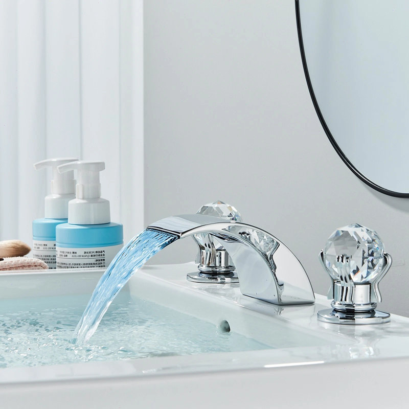 Robinet de salle de bain chromé à DEL à cascade, robinet de meuble-lavabo à deux poignées espacées de 8 pouces avec poignées en cristal, robinet de lavabo à 3 trous avec tuyau d'alimentation
