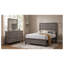 Ensemble de chambre à coucher 3 pièces Sutter en chêne gris avec lit à panneaux, commode à 6 tiroirs et miroir assorti.