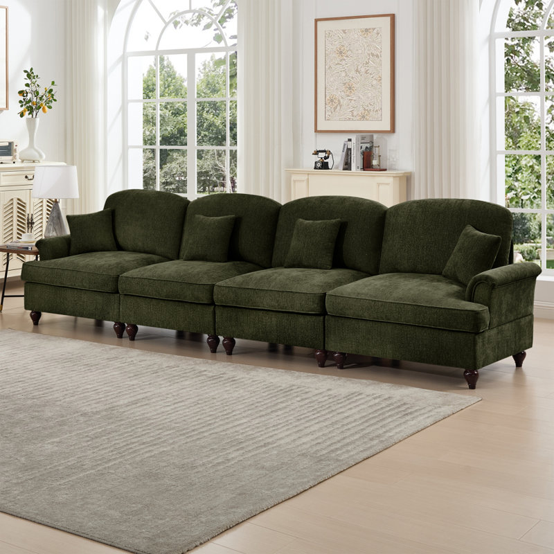 Élégant canapé Mid-Century à 4 places avec accoudoirs évasés et volants amovibles, jupes plissées et pieds fuselés, canapé confortable en chenille à quatre places pour le salon, vert