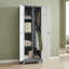 Armoire utilitaire verrouillable grise avec tablettes et tringle, avec crochets en S