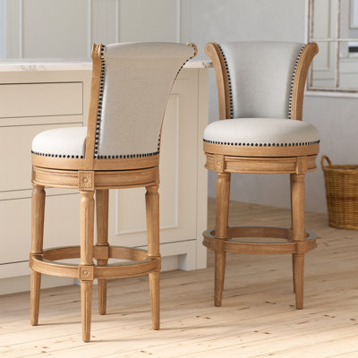 Barre pivotante à dossier haut en bois de 31 po de hauteur avec cadre naturel vieilli, siège en tissu gris, pivot pivotant à retour automatique de 180 po, garniture cloutée appliquée à la main, repose-pieds en métal, convient aux
