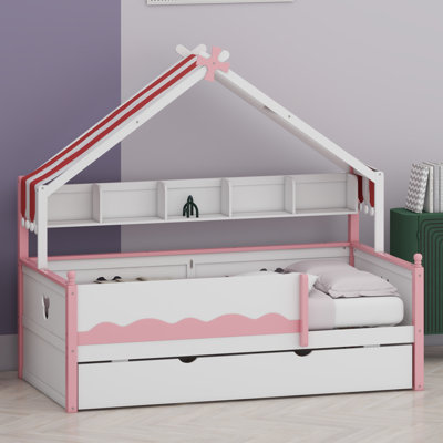 Lit de jour avec design de maison et tablettes intégrées