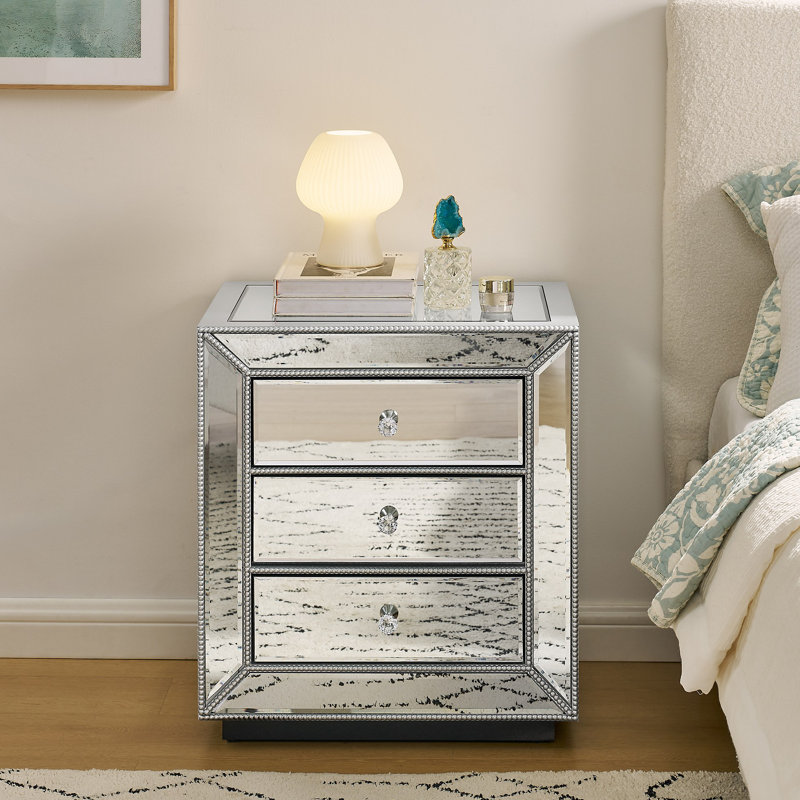 Armoire à trois tiroirs avec finition miroir en perles